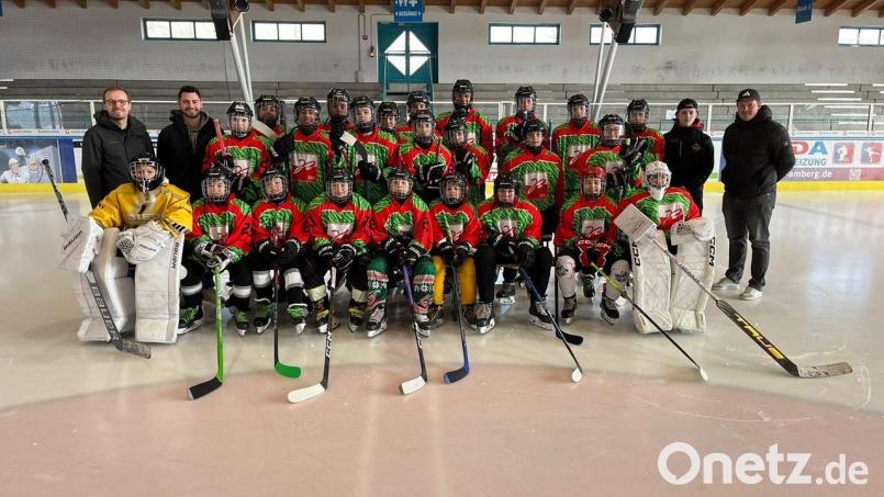 Das Amberger Schuleishockey-Team setzte sich aus Schülern unterschiedlichster Schularten zusammen. Sie belegten beim Schönwerth-Pokal hinter Nürnberg und Selb Platz 3. Rechts: ERSC-Nachwuchstrainer Bernhard Keil. Bild: Astrid Hollenbach/ exb