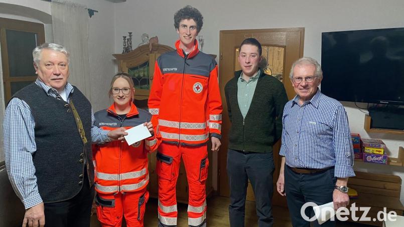 Der neue Vorsitzende der Jagdgenossenschaft Flossenbürg, Markus Münchmeier (Zweiter von rechts), sowie sein Vorgänger Franz Rosner (rechts.) und Kassier Helmut Erndt (links) bei der Übergabe der Spende an die HvO, vertreten durch Eva Pentner (Zweite von links) und Elia Stahl (Dritter von links). Bild: cro