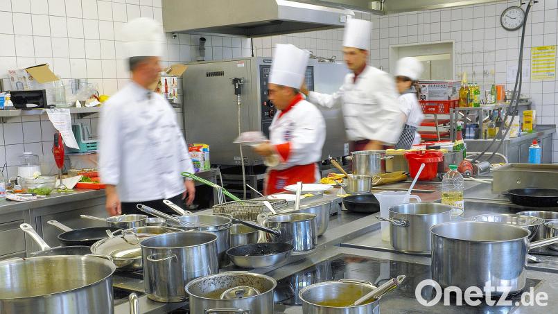 Küchenchefs haben ein großes Interesse an regionalen Lebensmitteln. Weil es in Küchen ohnehin schon hektisch ist, scheitert die Verarbeitung oft am Mehraufwand. Das möchte das Projekt „Marktgold“ ändern. Symbolbild: Jan-Peter Kasper/dpa