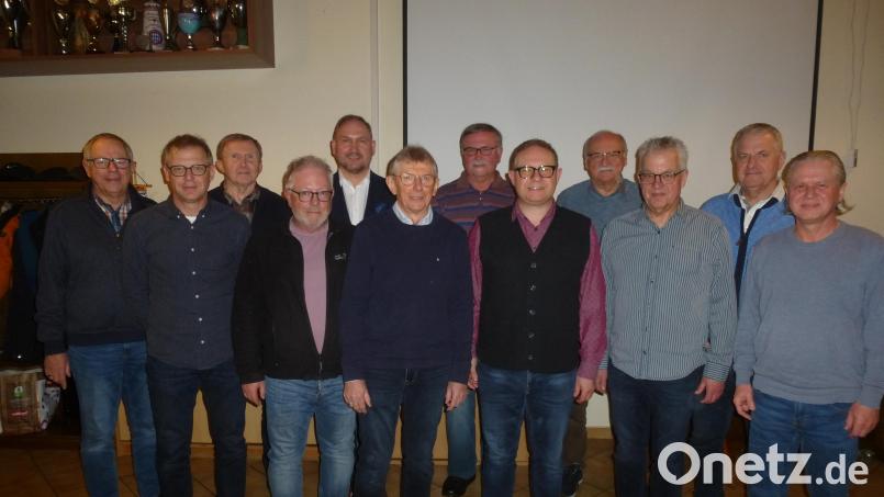 Sie sind erneut mit der Führung des MGV 1914 Mantel beauftragt worden. Dazu gratuliert Bürgermeister Richard Kammerer (Fünfter von links). Bild: bk