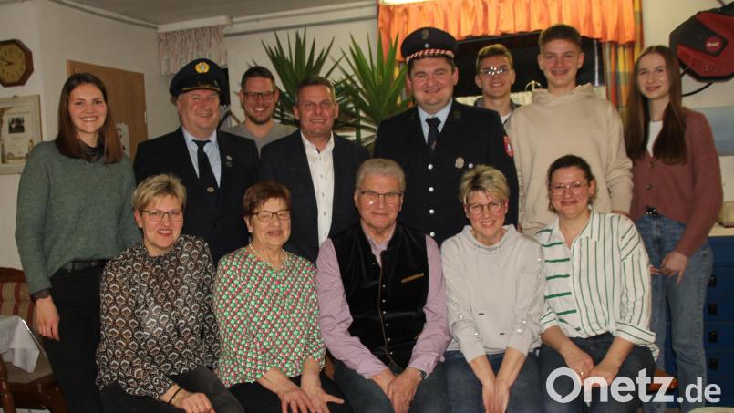 An seinem 85. Geburtstag freut sich Michael Weber (vorne Mitte mit Gattin Franziska und seinen drei Töchtern) über die viele Gratulanten, unter ihnen auch Bürgermeister Norbert Eckl (hinten Vierter von links). Bild: frd