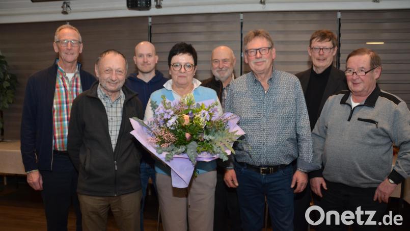 Gisela Becker erhält zum Amtsantritt beim Bürgerverein einen Blumenstrauß. Unterstützt wird sie von Gerhard Bayerl (Dritter von rechts) und Rudolf Bäumler (rechts) als ihre Stellvertreter. Nach 25 Jahren gibt Volker Wappmann (Zweiter von rechts) den Vorsitz beim Bürgerverein ab. Er steht aber als Beisitzer noch mit Rat und Tat zur Seite. Besonders sein geschichtliches Wissen ist immer wieder gefragt. Bild: dob