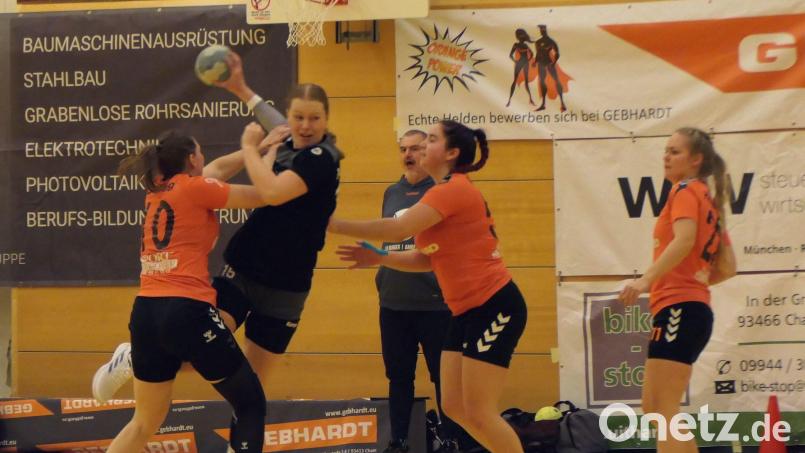 Kräftig zupacken wollen die Spielerinnen der HG Amberg (orange Trikots), um mit einem Punktgewinn gegen die HG Hemau/Beratzhausen vorzeitig die Bezirksliga-Meisterschaft feiern zu können. Bild: Carina Beckmann