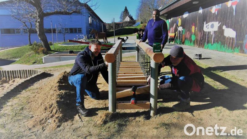 Ehrenamtliche Stunden in die Sicherheit der Kinder investieren Kirchenrat Karl Schmid und Martin Nickl (von rechts), hier mit Kaplan Basil. Bild: gz