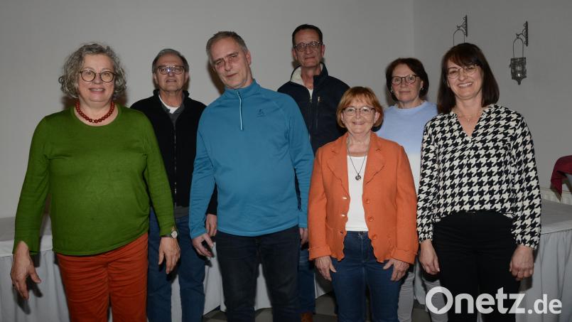 Die Mitglieder der Chorgemeinschaft Parkstein bestätigen bei den Neuwahlen in der Jahreshauptversammlung Vorsitzende Brigitta Schultz, zweiten Vorsitzenden Richard Birkner, Schatzmeisterin Herta Lang, Schriftführerin Claudia Kick (vordere Reihe von links) . Beisitzer sind Karl-Heinz Guldner, Helmuth Pöllath und Monika Zehent. Bild: bey