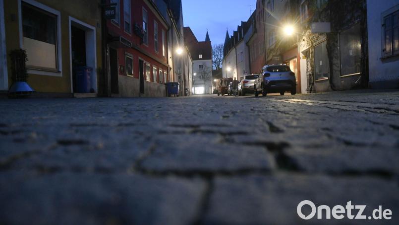 Hier, rund um die Judengasse und die Weidener Diskothek &quot;Hashtag&quot; (links im Bild), tobt das Nachtleben der Stadt. Zuletzt häuften sich schwere Straftaten. Auf eine verlängerte Sperrzeit reagierte der Betreiber, indem er gleich ganz schloss. Bild: Gabi Schönberger
