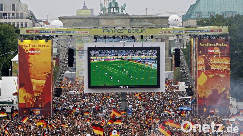 Soll auch dieses Jahr möglich werden: Tausende Zuschauer verfolgen auf der Fanmeile am Brandenburger Tor in Berlin ein WM-Fußballspiel von Deutschland. Bild: Marcel Mettelsiefen/dpa