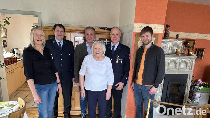 Siegrid Böhm (Mitte) freut sich gemeinsam mit Tochter Andrea (ganz links) über den Besuch von Bürgermeister Hermann Böhm (Dritter von links), Pfarrer Daniel Götzfried (ganz rechts) und Vereinsvertretern zu ihrem 85. Geburtstag. Bild: Bielesch/exb