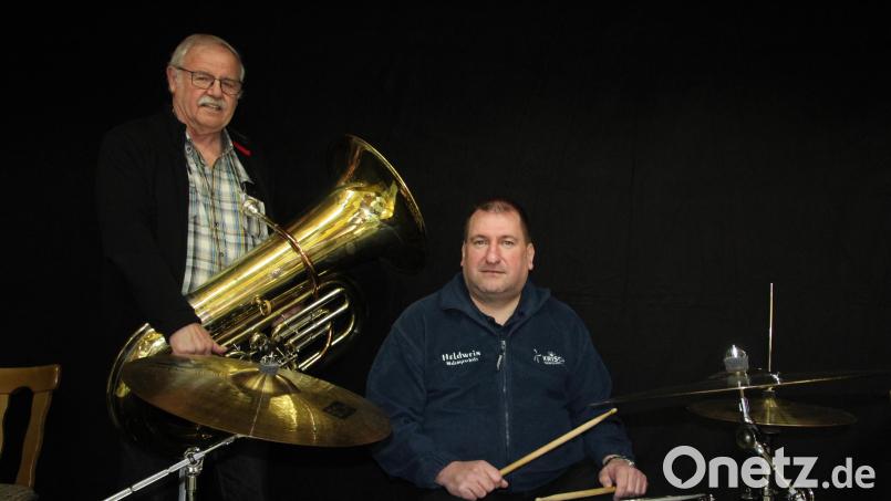 Die Thanhauser Blaskapelle dankte Edgar Beer (links) und Roland Heldwein für ihr jahrzehntelanges Engagement mit der Ernennung zu Ehrenmitgliedern. Bild: kro
