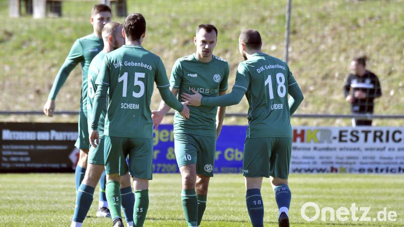 Die Spieler der DJK Gebenbach machen sich gegenseitig Mut. Eine wichtige Geste vor dem Gastspiel in Würzburg. Bild: Hubert Ziegler