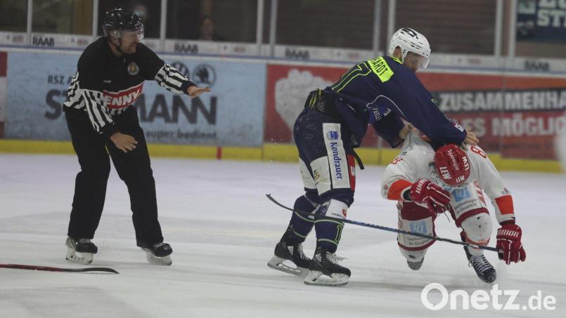Markus Eberhardt (Mitte) reißt der Geduldsfaden: Der Weidener Verteidiger setzte nach einer Attacke des Peitingers Felix Brassard die Fäuste ein. Bild: A. Schwarzmeier