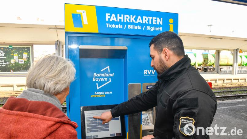 So ist es von der Bahn gewollt: Ahmad Alahmad (rechts) hilft Fahrgästen bei Ticketkäufen am Bahnhof in Amberg. Warum an einigen Tagen kein Erklär-Personal vor Ort war, lässt das Unternehmen gerade prüfen. Bild: Petra Hartl