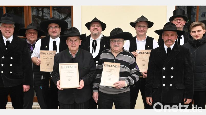 Die für langjährige Mitgliedschaft geehrten Zimmerer zusammen mit Vorstandsmitgliedern der Zimmerleute und Schreiner Amberg. Von links: Norbert Weiß, Josef Donhauser, Thomas Peichl, Hans Donhauser, Volker Brandt, Albert Schanderl, Andreas Drexler, Ludwig Simon, Alfons Mertel und Daniel Donhauser. Bild: gf