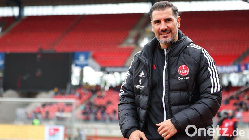 Der Nürnberger Trainer Cristian Fiel steht vor Spielbeginn auf dem Platz. Bild: Daniel Karmann/dpa