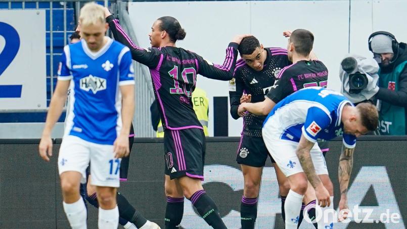 Bayern-Star Jamal Musiala (M.) lässt sich nach seinem ersten Treffer feiern. Bild: Uwe Anspach/dpa