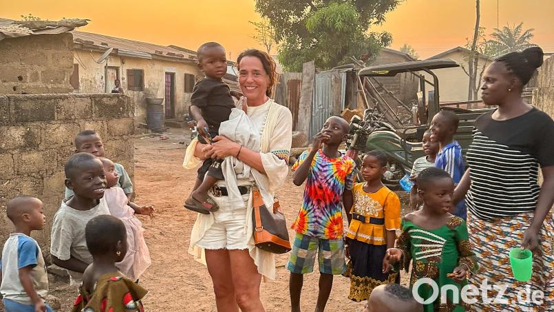 Anne Wagner hat sich verliebt: in die Menschen und Kinder von Togo, denen sie gerne beim Bau einer weiteren Schule durch die Amberger Projekthilfe Dr. Luppa geholfen hat. Bild: Richard Wagner/exb