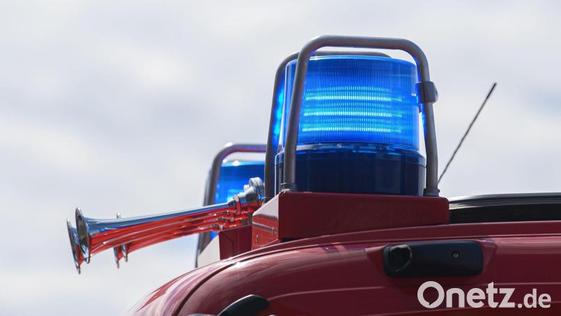 Blaulichter leuchten auf dem Dach eines Einsatzfahrzeugs der Feuerwehr. Bild: Robert Michael/dpa-Zentralbild/ZB/Symbolbild