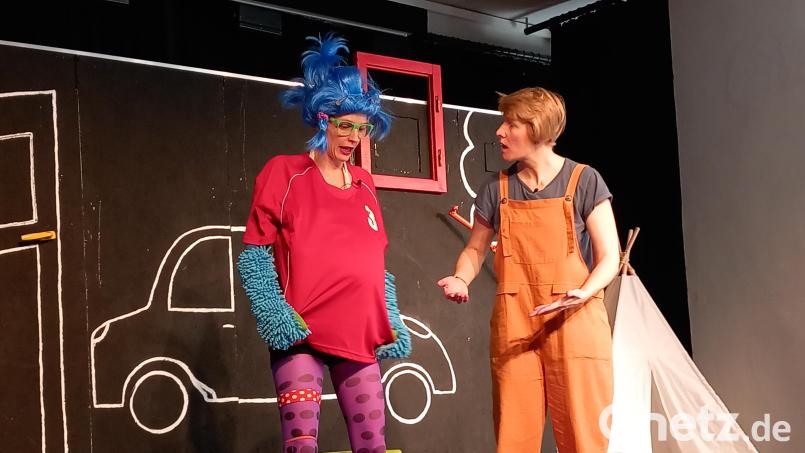 Das Schulkind Mola (Anita Kinscher, rechts) holt sich Rat bei ihrem Bauchgefühl (Judith Gleixner) im Präventionstheater &quot;Fühl mal&quot;. Bild: hka