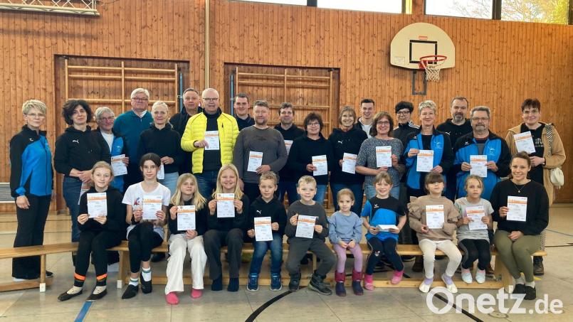Die Verantwortlichen des TSV Pechbrunn-Groschlattengrün übergaben wieder zahlreiche Sportabzeichen. Bild: TSV Pechbrunn-Groschlattengrün/exb