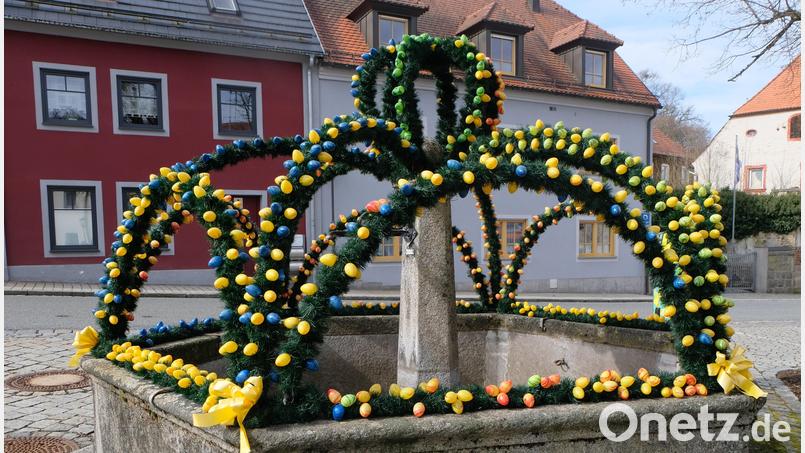 Der Brunnen auf dem Luitpoldplatz ist für die Osterzeit geschmückt. Bild: le