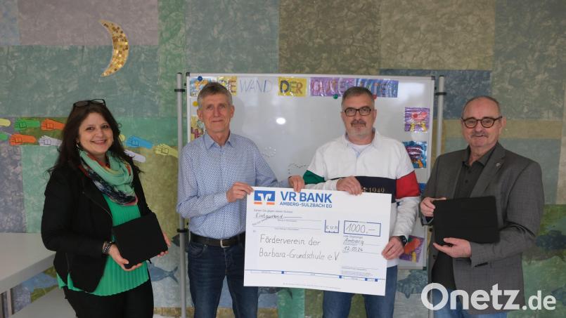 1000 Euro stellte der Lions-Club Amberg-Sulzbach der Barbaraschule für die Anschaffung von Leih-I-Pads zur Verfügung. Von links: Rektorin Elke Schmidt, Günter Grießhammer (Vorsitzender des Fördervereins der Schule) sowie Michael Hemrich und Hans Fürnkäs vom Lions-Club Amberg-Sulzbach. Bild: usc