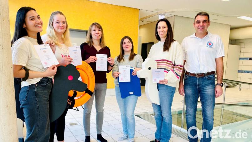 Bei seinem Besuch im Förderzentrum überreichte Ausbilder Jens Günther die Urkunden (von links): Emilie Thomassek, Lea Meyer, Birgit Weiß, Miriam Kroll, Stefanie Clark und Jens Günther. Bild: Mariella Kramer/exb