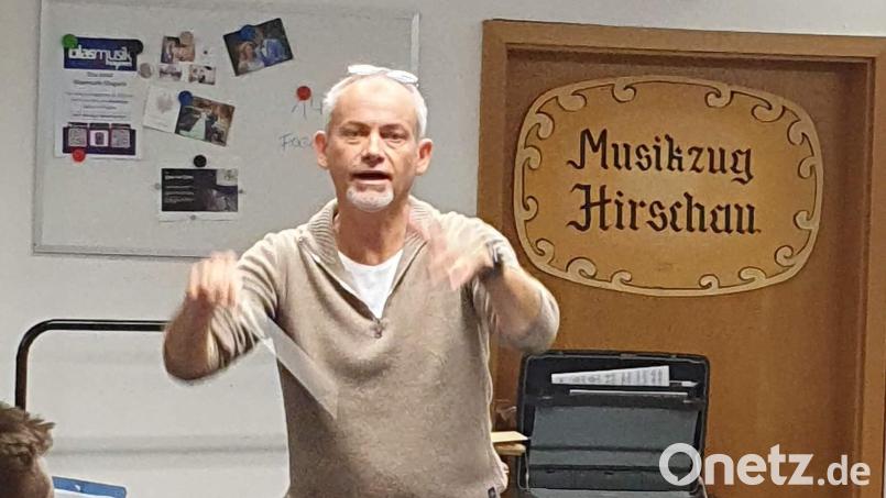 Marcus Hoffmann, seit 13. Oktober 2023 Dirigent des Musikzug-Orchesters, präsentiert mit seinen Musikern und Musikerinnen am Ostersonntag bei seiner Hirschauer Konzertpremiere „Starke Frauen“. Archivbild: u