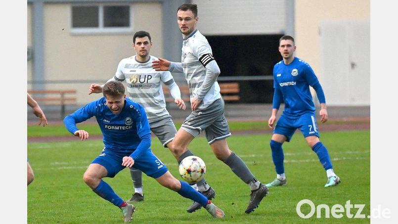 Maurizio Göhlert (Mitte) und Stefan Graf (hinten links) beobachten, wie ein Spieler des TSV Bogen zu Boden geht. Bild: Werner Franken