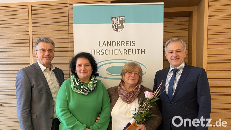 Ingeborg Prechtl (Zweite von rechts) wurde von Landrat Roland Grillmeier (rechts), der Personalratsvorsitzenden Ramona Wiesent und Personalchef Walter Brucker in den Ruhestand verabschiedet. Bild: Landratsamt/Marie Kammermeier/exb
