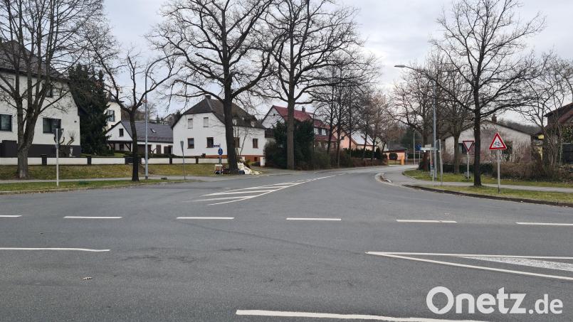 Der Einmündungsbereich zur Felsmühlstraße ist von der Pressather Straße schwer einsehbar. Querungshilfen sollen Gefahren für Fußgänger entschärfen. Bild: sne