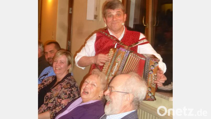 Der Bäff in Schwarzhofen: Mit seinen Gstanzln amüsiert er das Publikum. Bild: mad