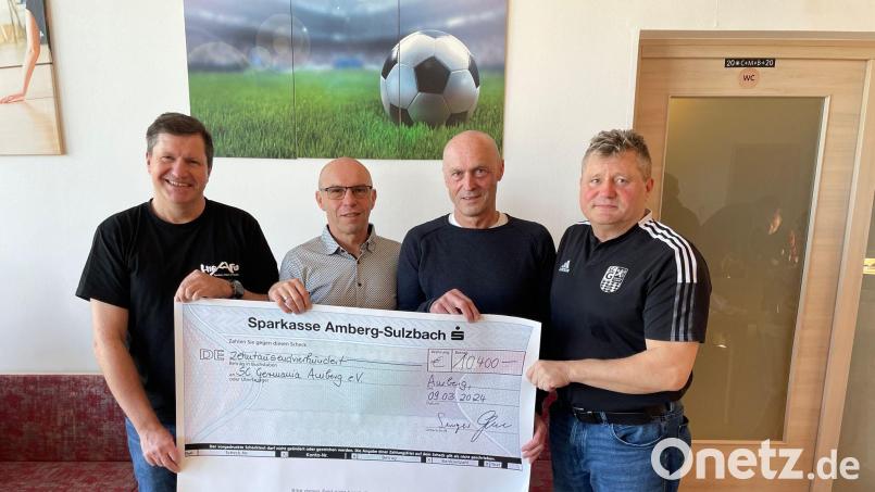 Bei der Spendenübergabe (von links): Michael Gold (Kassier Förderverein), Alfred Scherm (Vorsitzender Hauptverein), Thomas Scherm (Zweiter Vorsitzender Förderverein) und Konrad Singer (Vorsitzender Förderverein). Bild: Förderverein SC Germania/exb