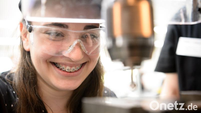 Beim Girls' Day können sich junge Frauen in "typischen" Männerberufen ausprobieren. Symbolbild: Sina Schuldt/dpa
