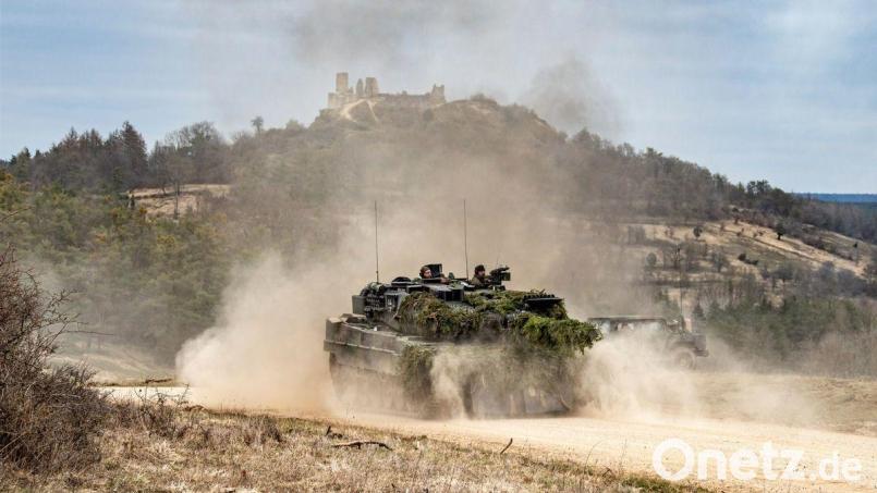Künstlichen Nebel hat der aufgewirbelte Staub auf der Panzerstraße ersetzt. Ein Kampfpanzer Leopard 2 ist zur Gefechtsaufklärung im Schatten der Hohenburg unterwegs. Bild: Bundeswehr Susanne Haehnel