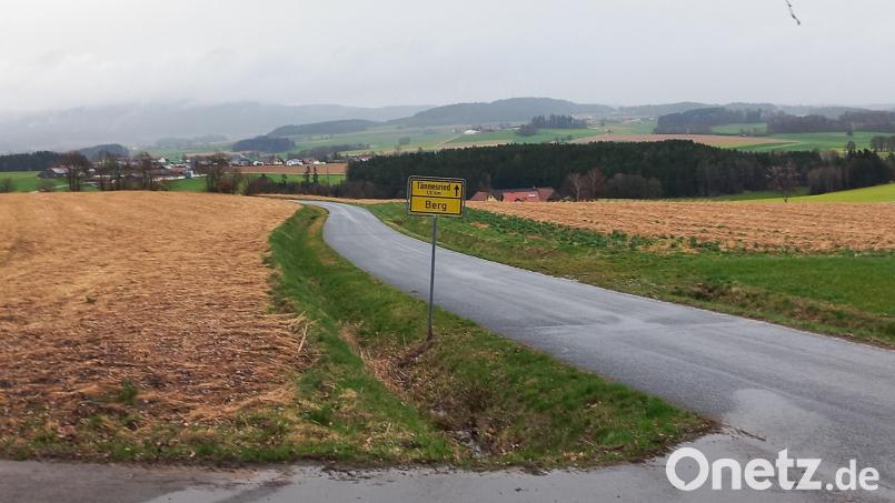 Links und rechts der Verbindungsstraße nach Tännesried könnte in Berg eine 12,8 Hektar große Freiflächenphotovoltaikanlage entstehen. Das Vorhaben befindet sich noch am Anfang der Planung. Es müssen zunächst Kapazitäten und mögliche Anschlusspunkte mit dem Netzbetreiber geprüft werden. Bild: mnt