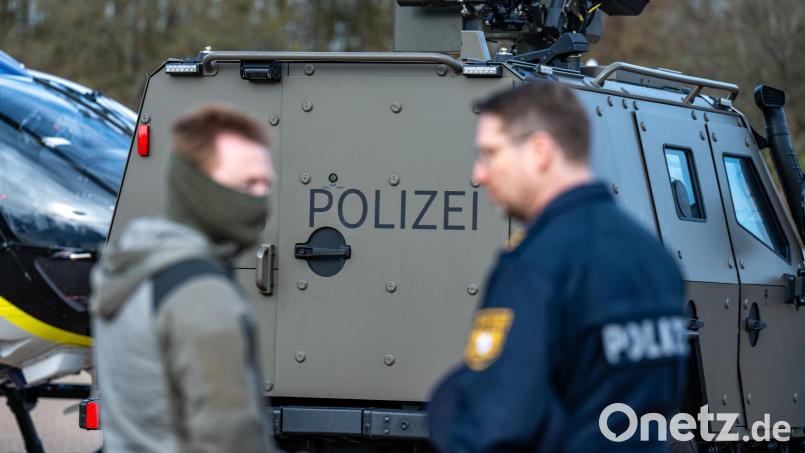 Das gepanzerte Offensivfahrzeug der Spezialeinheiten vom Typ Enok 6.2 steht am am Rande der länderübergreifenden Großübung auf dem Gelände der Bereitschaftspolizei. Bild: Armin Weigel