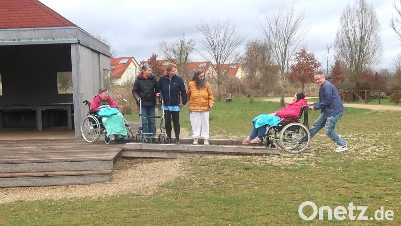 Pflegekräfte testen die neu errichtete Rollstuhlrampe am Vilsauen-Pavillon. Bild: rha