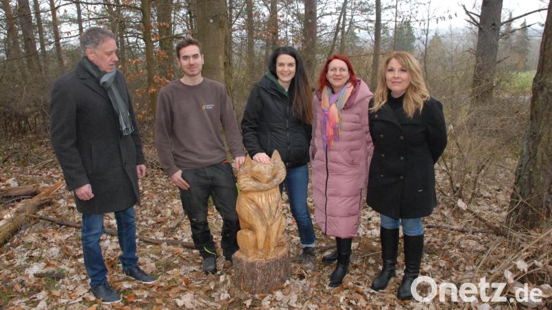 Das Maskottchen Fritzi Fuchs mit Bürgermeister Mathias Huger, Daniel Leikam, Katharina Lautenschlager, Simone Fleischmann, Vorsitzende Gabi Kirschner (von links). Bild: pop