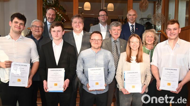 Einser-Abschlüsse haben die besten Prüflinge der Innung für Elektro- und Informationstechnik erzielt. Unser Bild zeigt vorne (von links) Bastian Schwarz, Simon Bohn, Stefan Karg, Sabine Reindl und Michael Meckl. Bild: gf
