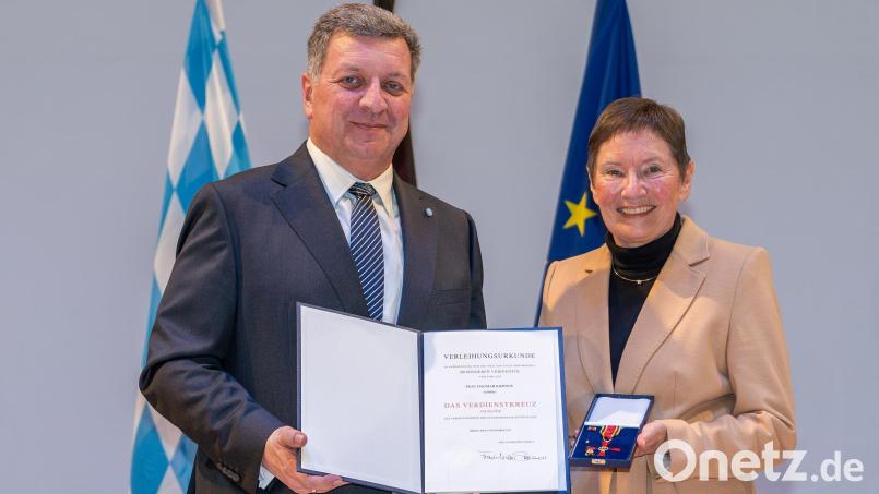 Staatsminister Christian Bernreiter zeichnete Dagmar Kierner mit dem 
Bundesverdienstkreuz aus. Bild: StMB/Harry Schindler/exb