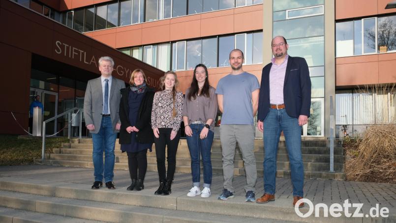 Schulleiter Matthias Weiser (links) und stellvertretender Personalratsvorsitzender Tobias Lang (rechts) begrüßten Stephanie Wiesent, Magdalena Gärber, Veronika Kammermeier und Raphael Göpfrich (von links). Bild: Stiftland-Gymnasium/exb