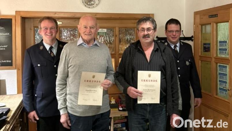 Ehrungen bei der Feuerwehr Gumpen: Im Bild von links Zweiter Kommandant Christian Käs, Engelbert Weis, Anton Richtmann, Zweiter Vorsitzender Stefan Mayerhöfer. Bild: Stephanie Härtl/exb