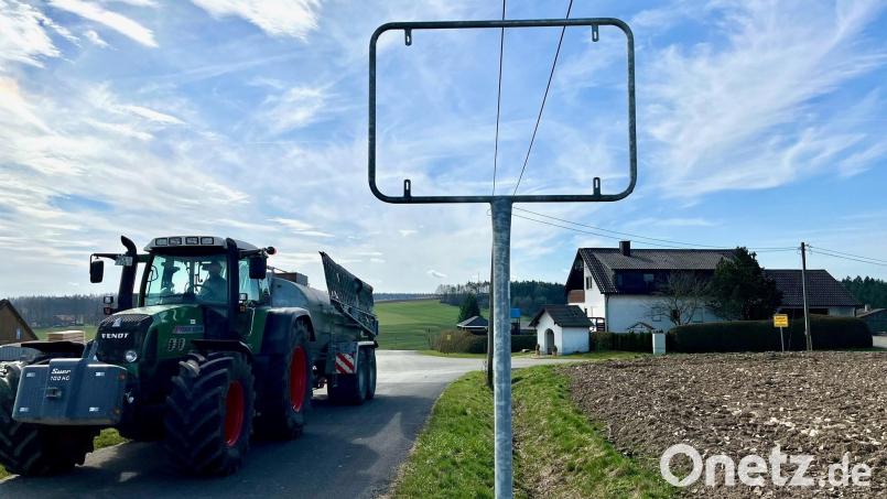 Ein Bulldog fährt gerade auf der Straße an dem fehlenden Ortsschild von Asbach vorbei. Die Gemeinde Kirchenthumbach hat bereits ein neues Schild bestellt. Bild: Gabi Schönberger
