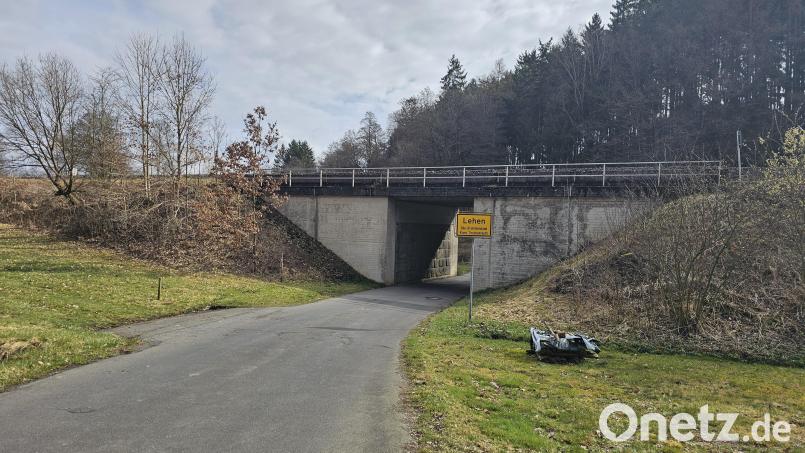 In der Gemeinderatssitzung beschäftigten sich die Räte mit den Kreuzungspunkten der gemeindlichen Straßen und der Bahnstrecke Marktredwitz–Regensburg. Bild: vsr