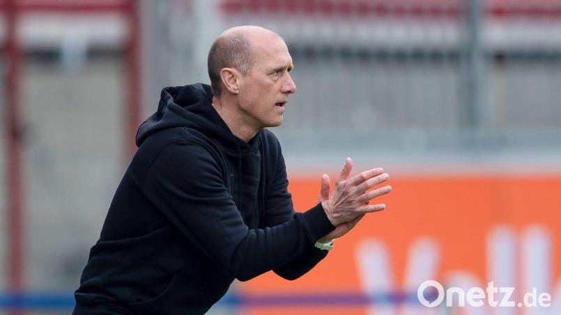 Trainer Joe Enochs und der SSV Jahn können nicht mehr gewinnen. Archivbild: Swen Pförtner/dpa