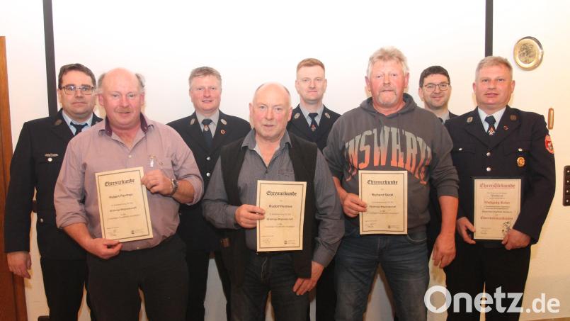 Unter den Geehrten der Feuerwehr ist der neue Ehrenkommandant Wolfgang Reber (rechts). Bild: pi