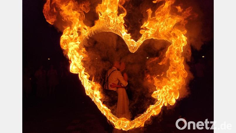 Mit spektakulären Effekten begeistern die Feuerkünstler von „Drachenherz“ bei ihren Auftritten. Hier im Bild ein brennendes Herz bei einer Hochzeits-Show. Bild: Florian Stilp/exb