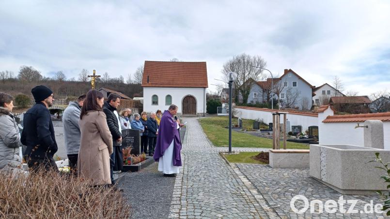 Vor zahlreichen Gläubigen segnete Pfarrer Heribert Stretz das neue Schöpfbecken am Friedhof in Kastl. Bild: Birgit Übelmesser/exb