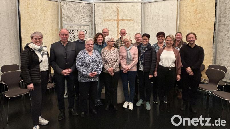Die neu gewählte Vorstandschaft mit Bürgermeister Roland Strehl (Zweiter von links) und Vorsitzender Helga Günther (Dritte von links). Bild: e
