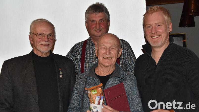 Die Weidener Naturfreunde mit Hausreferent Günther Grabs, Vorsitzendem Herbert Schmid, Alois Wolfram und Stadtrat Roland Richter. Bild: hcz